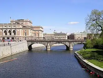 Le Norrbro vu du Vasabron, l'opéra royal au fond.