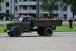 Un camion Sungri-58 en Corée du Nord, utilisé comme autobus scolaire « primitif ».