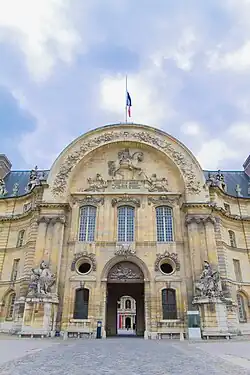 Le portail d'entrée nord avec Louis XIV en cavalier sur le fronton.