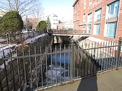 Canal de la Kenduskeag passant dans le centre-ville de Bangor.