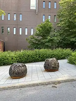 Station 9, Ce que nous tenons pour vrai (Tradition orale) - Vue en situation des deux sphères de bronze de Kyra Revenko (à gauche) et MC Snow (à droite)