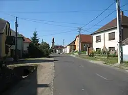 Une rue à Noszvaj. La maison sur la droite est un Kádár-kocka.