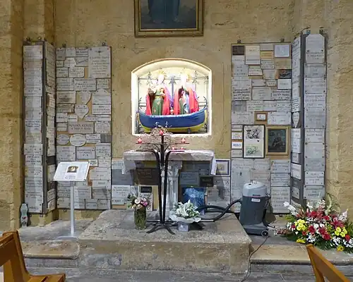 Les Saintes Maries, en barque et entourées d'ex-voto.