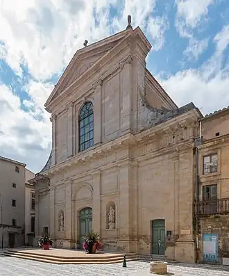 Entrée avec deux statues rénovées des apôtres Pierre et Paul dans des alcôves
