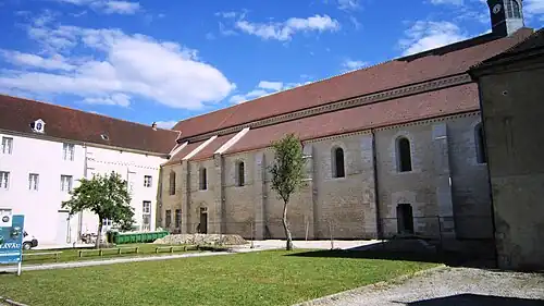 Façade  nord de l'abbatiale et cour de l’abbaye.