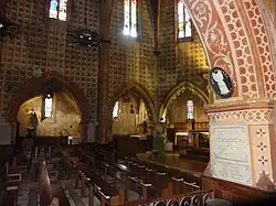 La nef vue d'une chapelle.