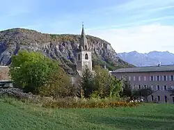 La basilique et l'hôtellerie.