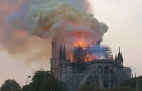 Après un léger apaisement, des flammes resurgissent à 20&nbsp;heures.