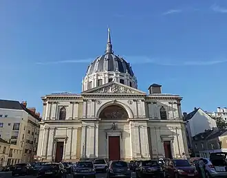 Façade principale depuis la place du Sanitat, en octobre 2021.