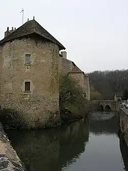 L'abbaye Saint-Junien de Nouaillé-Maupertuis et ses douves alimentée par le Miosson.