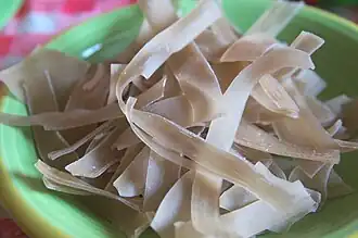 Fānshǔ fěnsī (番薯粉丝), nouilles de patates douces chinoises crues et séchées, prêtes à être cuites.