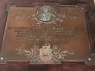 Plaque en mémoire de Mgr Hilarion Fraysse, vicaire apostolique, à l'entrée de la cathédrale.