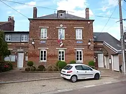 La mairie et l'école.