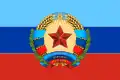Drapeau de la république populaire de Lougansk frappé de l'emblème de l'État.