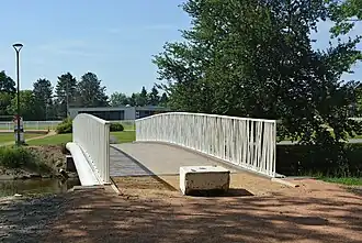 Nouveau pont franchissant la rivière artificielle