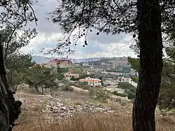 Nouveau quartier de Tibnine du côté ouest avec le nouveau Lycée.