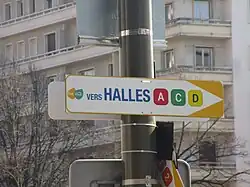 Photographie en couleurs de l’un des panneaux du jalonnement piéton mis en place pour le nouveau réseau en août 2016.