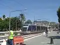 Image représentant les essais sur le boulevard Jean-Jaurès avec un tramway en circulation et un homme en gilet jaune.