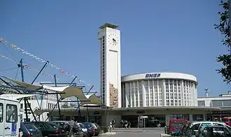 La nouvelle gare de Brest, construite entre 1936 et 1937 en style Art déco (bas-relief du beffroi de Lucien Brasseur).
