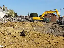 Destruction d'une moitié de rue.