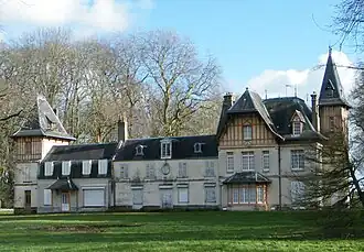 Château, sortie du village.