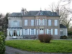 Château devant la gare.