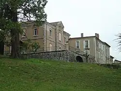 Façade nord (côté vallée) du château de la Périvoye.