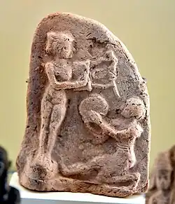 Femme nue jouant de la lyre, et homme accroupi jouant du tambourin. Début du IIe&nbsp;millénaire&nbsp;av. J.-C., Pergamon Museum.