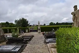 Le cimetière de Nuisement-aux-Bois réimplanté près du Musée du Lac-de-Der dans le village de Sainte-Marie-du-Lac-Nuisement.