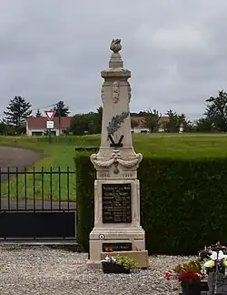 Le monument aux morts de Nuisement-aux-Bois réimplanté dans le cimetière.