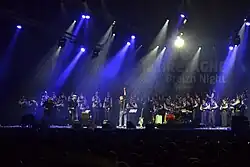 vue d'ensemble du spectacle Fest-Rock, le bagad, Red Cardell et Pierre Stephan à gauche