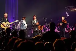 Denez, ses musiciens et les sonneurs du bagad