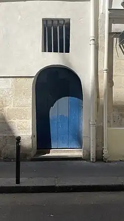 No&nbsp;9, porte du passage menant à la rue du Trésor.