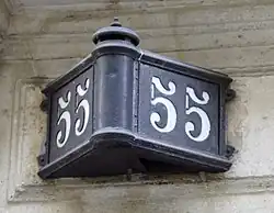 Numéro lumineux. Ce modèle a été utilisé pour des immeubles de la fin du Second Empire.