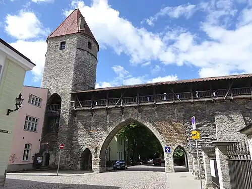 Tour de la Nonne et porte du monastère.