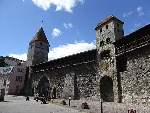 Tour de la Nonne et tour du sauna.