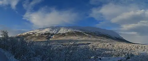 Le mont Nuolja en hiver, vu depuis le parc national d'Abisko.