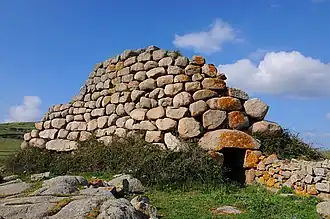 Photographie d'un nuraghe.