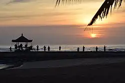 Pêcheurs au lever du soleil sur la plage de Nusa Dua.