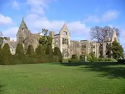 La façade sud aujourd'hui. La maison en ruine reste un élément de jardin.