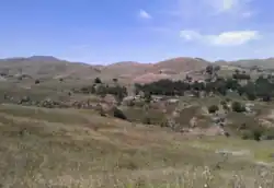 Vue sur les collines du village de Oghouldara en Azerbaïdjan
