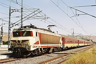 Locomotive E 1300 (dérivée des BB 7200), tractant un train composé de voitures Corail.