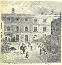 noir et blanc, immeuble rectangulaire au fond avec escalier et terrasse, deux cavaliers et deux passants