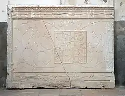 Bas-relief représentant des armoiries (XVIe&nbsp;siècle).