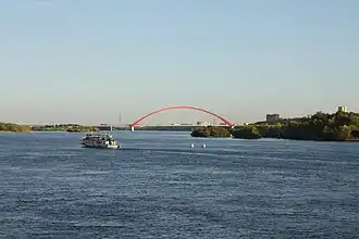 Le pont depuis le fleuve Ob