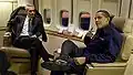 Barack Obama avec son chef de cabinet Rahm Emanuel dans le salon de la suite présidentielle le 5 février 2009, lors de son premier vol en tant que président. Il a pour l'occasion revêtu son blouson Air Force One personnalisé, toujours disponible pour chaque président dans l'avion.