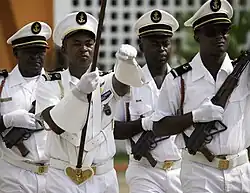 Des membres de la Marine nationale gabonaise défilant en 2024