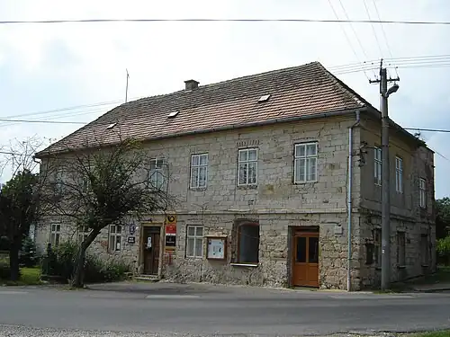 Veliš : mairie et bureau de poste.