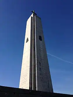Obélisque dédié aux soldats polonais.