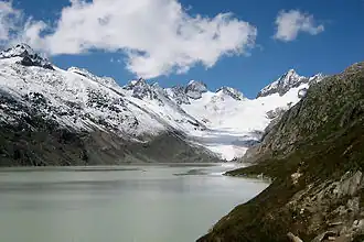 Vue du glacier de l'Oberaar au fond de la vallée remplie par le lac de l'Oberaar.